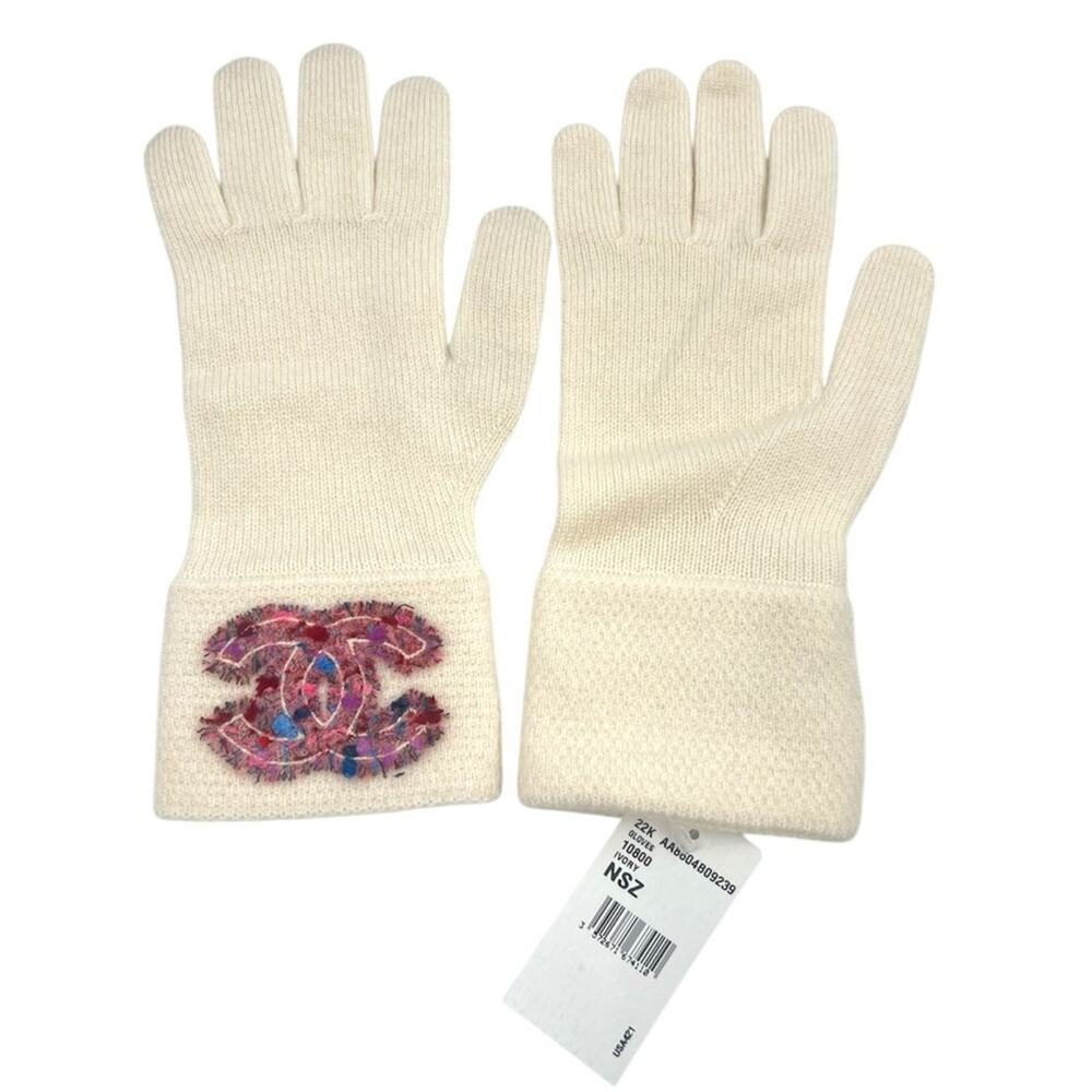 NWT Chanel CC cashmere white glove pink tweed logo